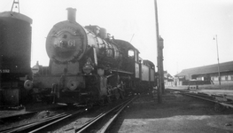 165448 Afbeelding van de stoomlocomotief nr. 8161 van de N.M.B.S. (Belgische Spoorwegen) bij het locomotiefdepot te Utrecht.
